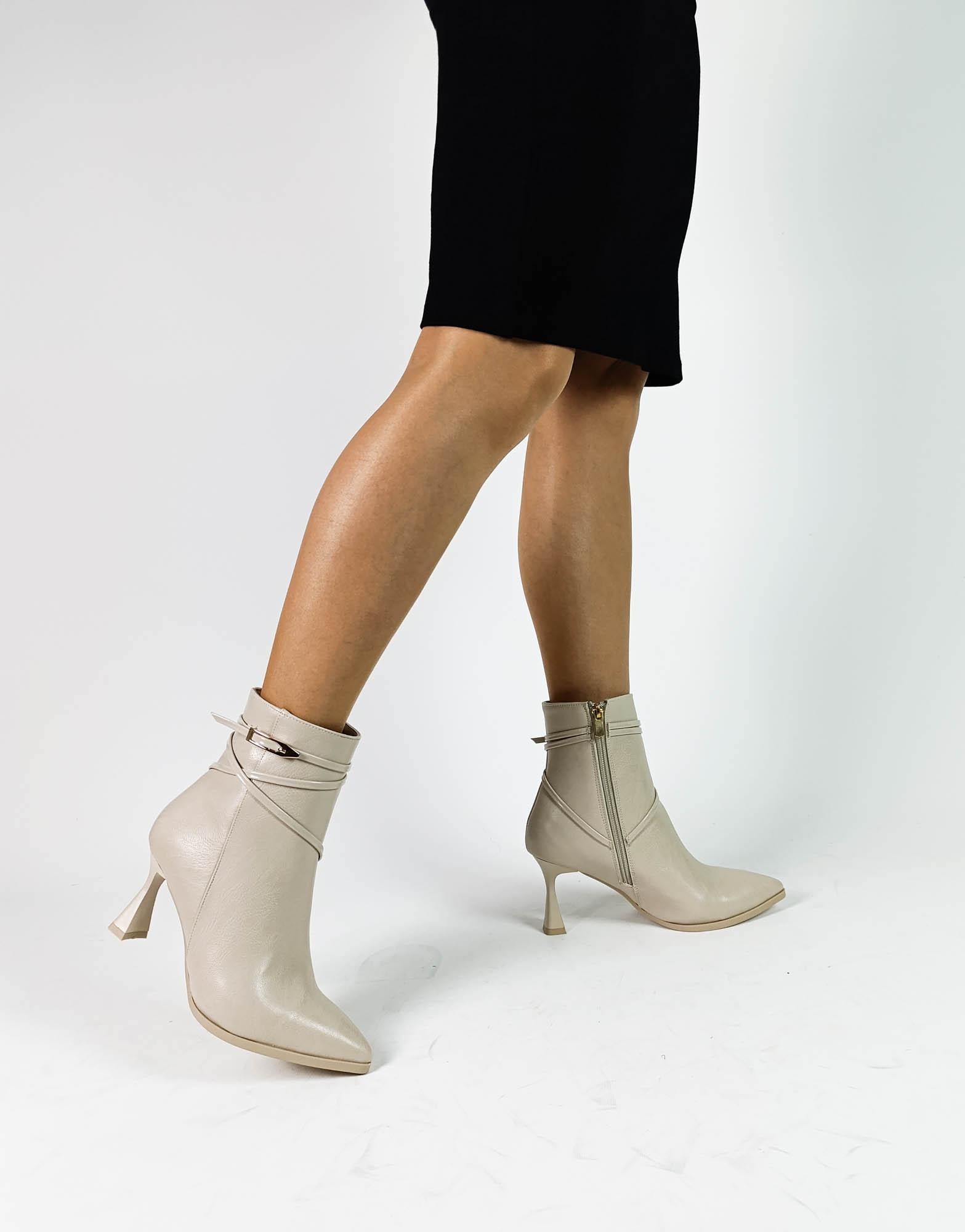 Bej Renk Sivri Burun Kadeh Topuk Fermuarlı Kadın Bot