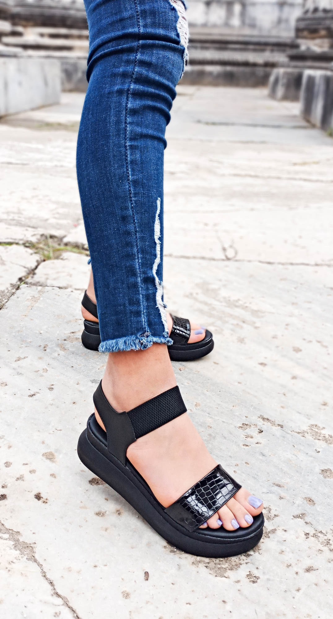 GDT Ayakkabı Siyah Bantlı Lastikli Düz Topuk Kadın Sandalet