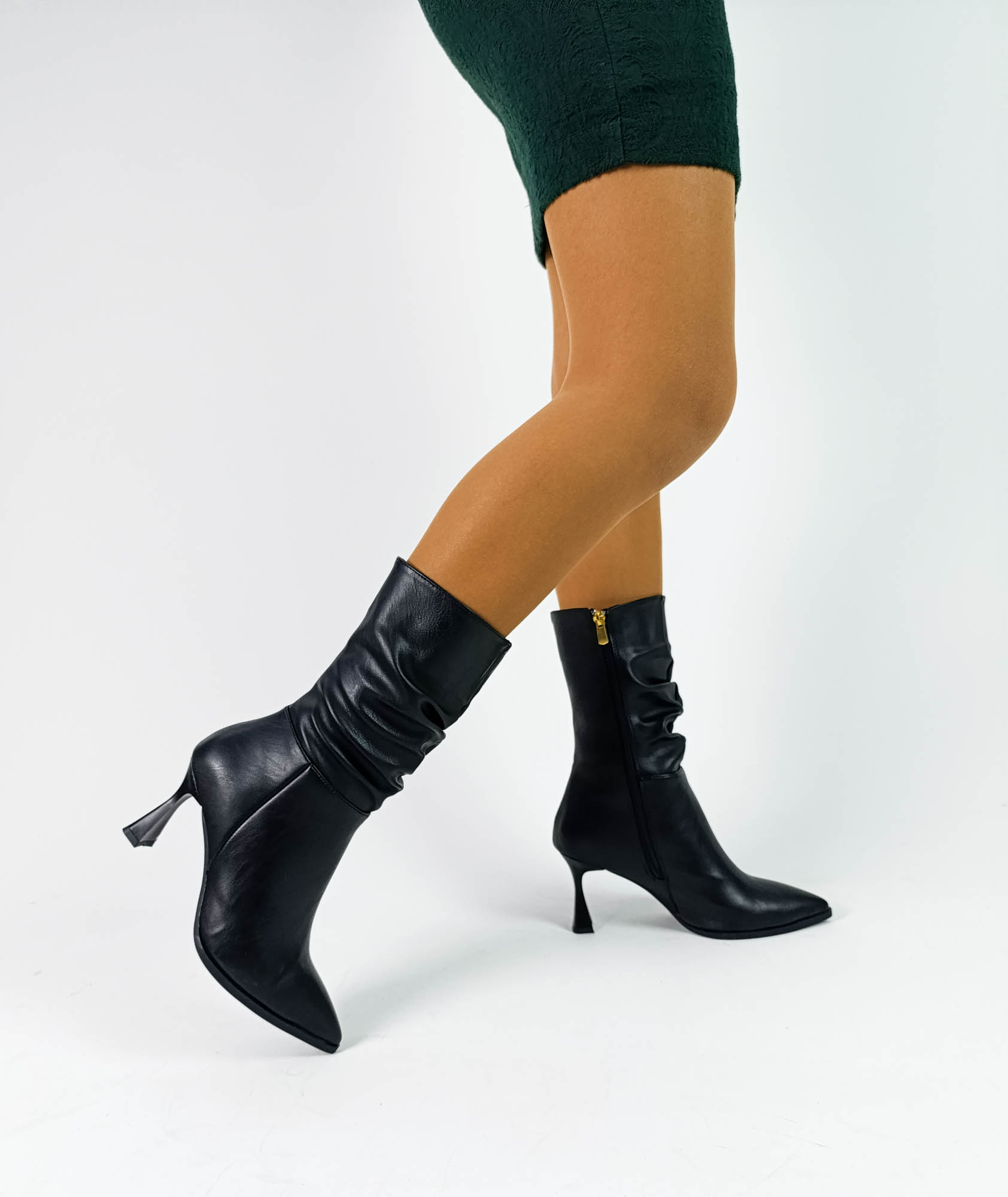 Siyah Renk Sivri Burun İnce Kadeh Topuk Kadın Çizme