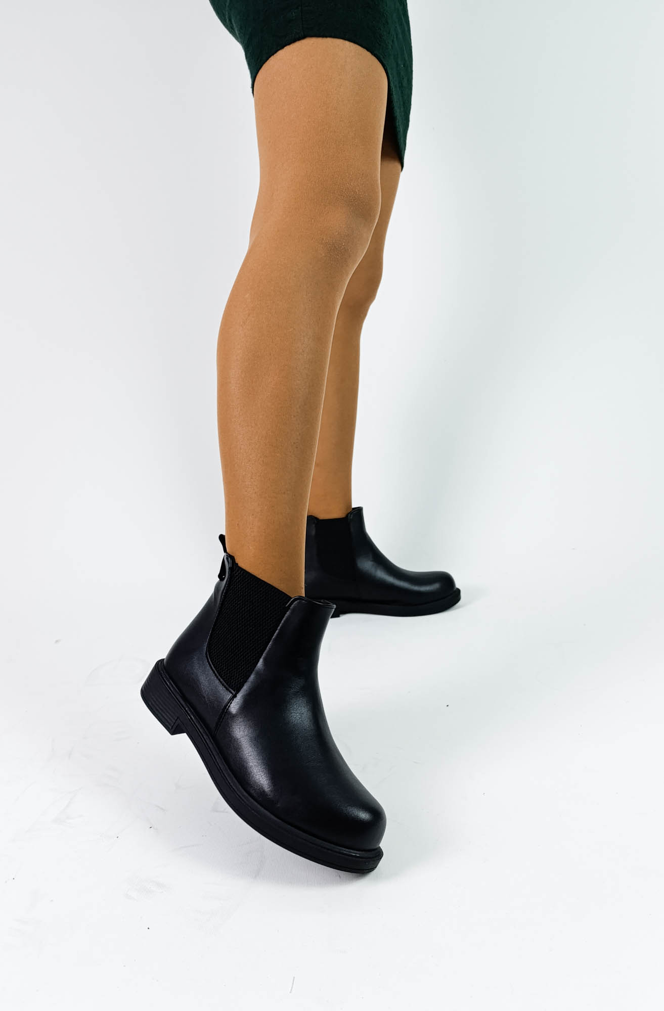 Siyah Renk Cilt Kauçuk Taban Lastikli Kadın Bot