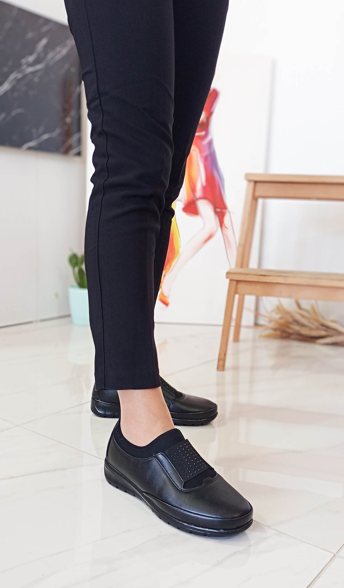 Siyah Renk Düz Taban Rahat Lastikli Taş Desenli Anne Ayakkabı