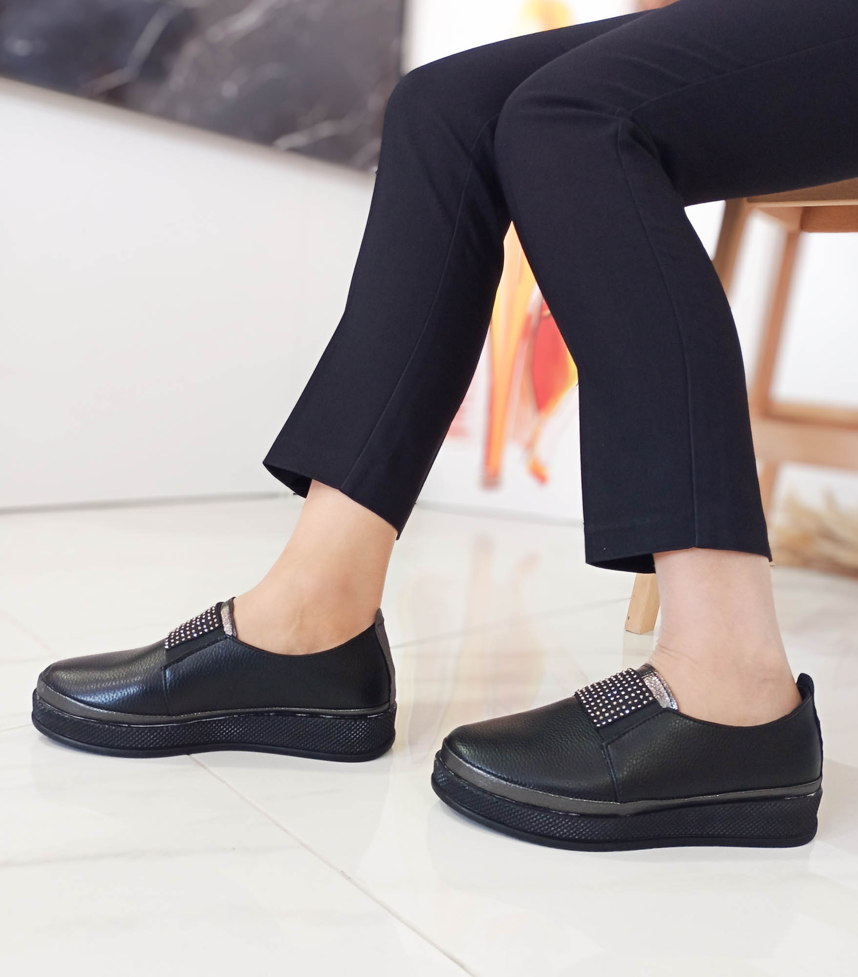 Siyah Renk Düz Taban Rahat Lastikli Taş Desenli Anne Ayakkabı