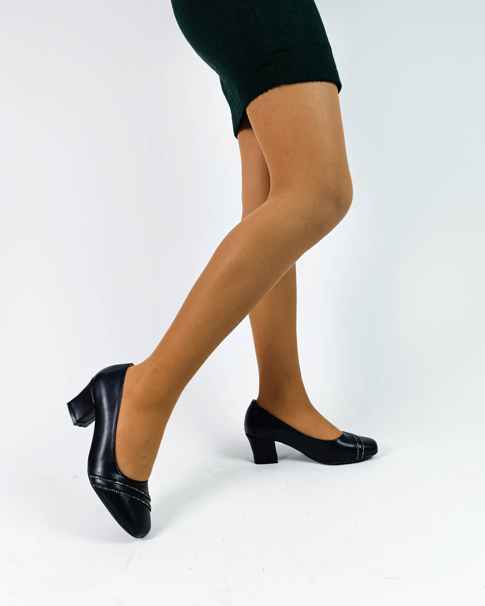 Siyah Renk Fincan Kısa Kalın Topuk Anne Topuklu Ayakkabı