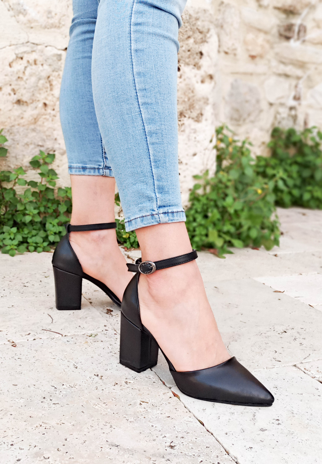 WHİTE LİNE Siyah Renk  Karnıyarık Model Kalın Topuklu Kadın Sandalet