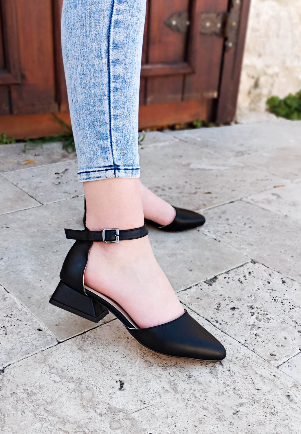WHİTE LİNE Talaria Siyah Bilekten Bantlı Kalın Topuklu Kadın Sandalet